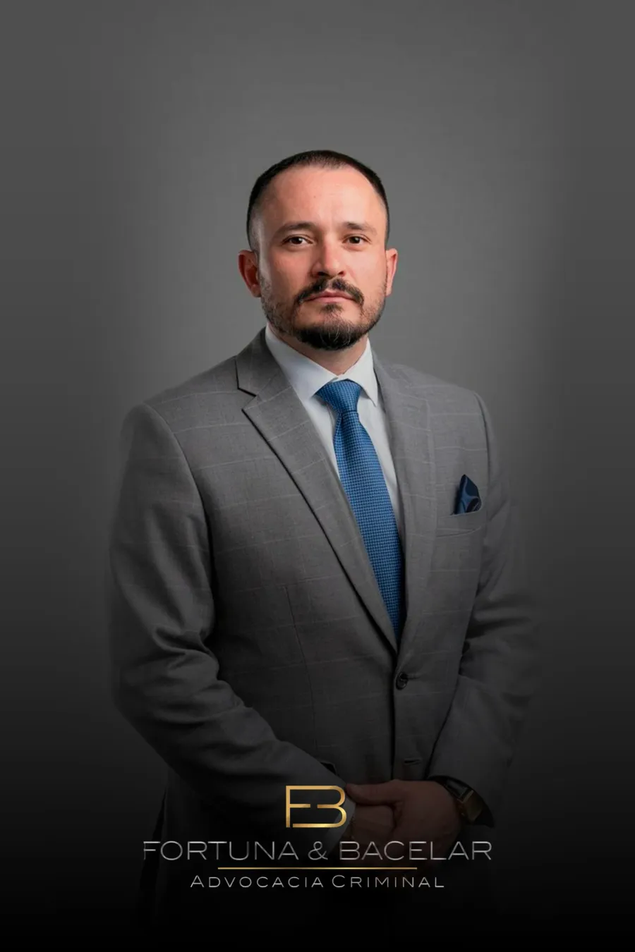 João Rafael A. Bacelar, de terno cinza e gravata azul, em retrato de estúdio