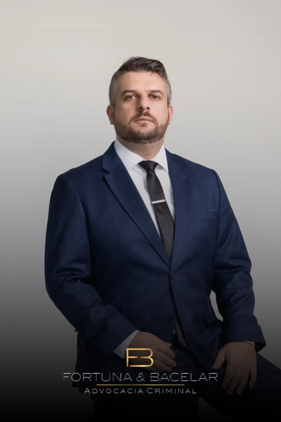 Juliano Inácio Fortuna, de terno azul-marinho, em retrato de estúdio